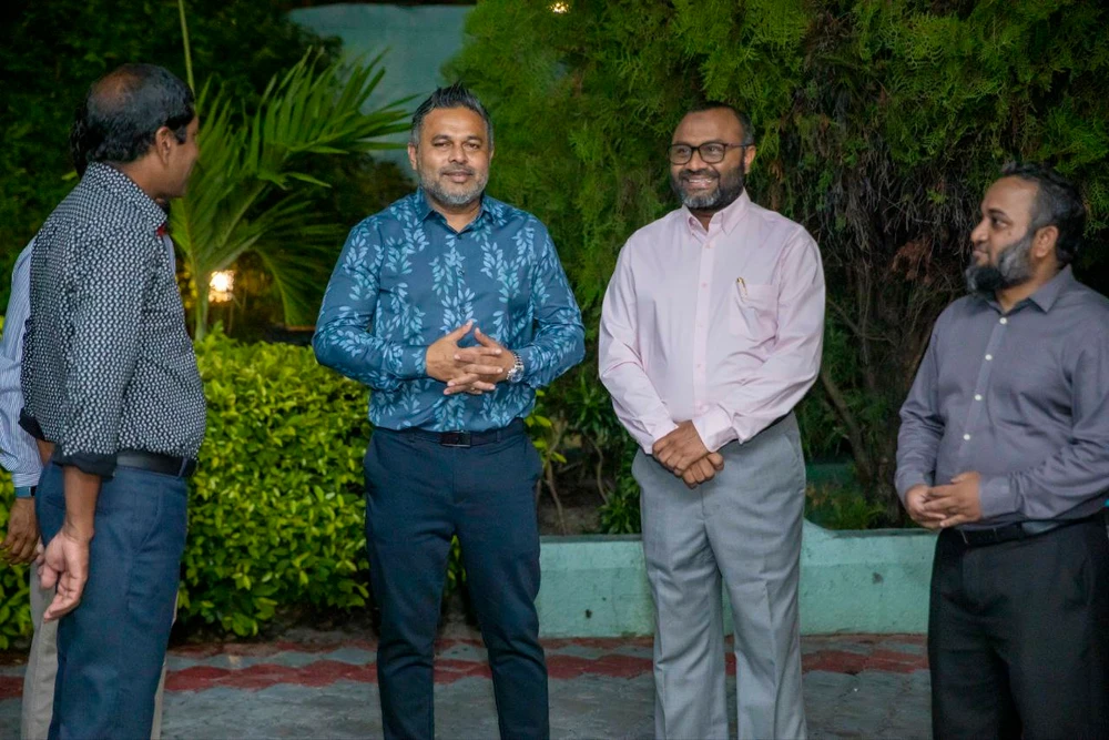 photo for ފޮޓޯ ގެލަރީ : މޯލްޑިވްސް ޙައްޖު ކޯޕަރޭޝަންގެ ޙަވާލުގައި 1445 ވަނަ އަހަރު ޙައްޖަށް ވަޑައިގަންނަވާ ޙާޖީންނަށް ބާއްވާ ތަމްރީނު ބައްދަލުވުން ވަޒީރު އަޙްމަދު ޝިޔާމް ޝަރަފުވެރިކޮށްދެއްވައިފި